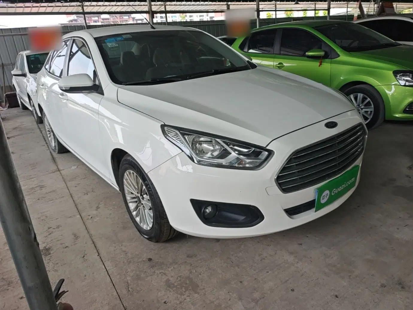 Ford Escort 2015 1.5L Manual Comfort Model — миниатюра 3