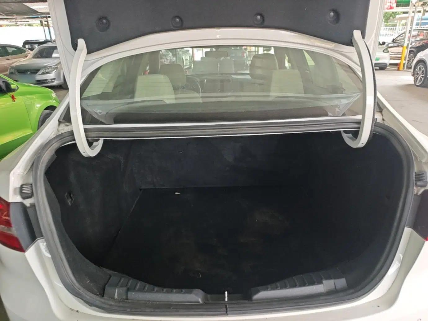 Ford Escort 2015 1.5L Manual Comfort Model — миниатюра 22