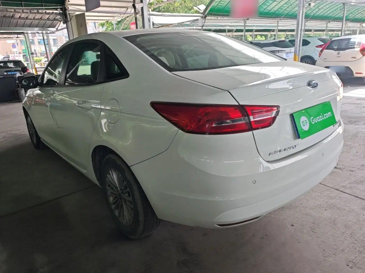 Ford Escort 2015 1.5L Manual Comfort Model — миниатюра 4