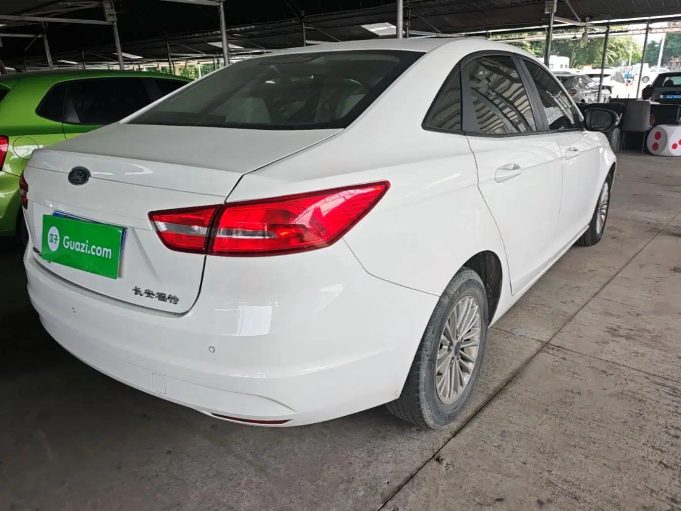 Ford Escort 2015 1.5L Manual Comfort Model — миниатюра 6