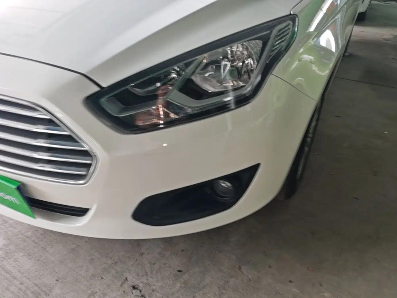 Ford Escort 2015 1.5L Manual Comfort Model — миниатюра 8