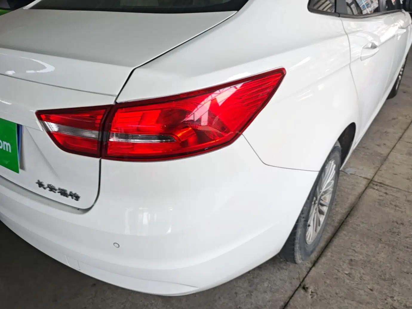 Ford Escort 2015 1.5L Manual Comfort Model — миниатюра 9