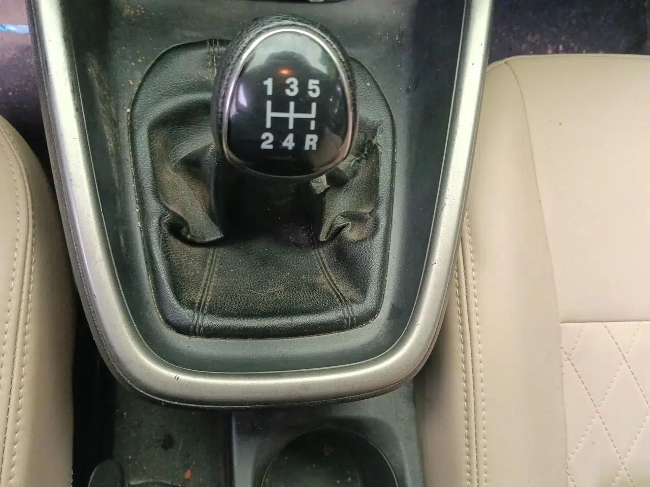 Ford Escort 2015 1.5L Manual Comfort Model — миниатюра 14