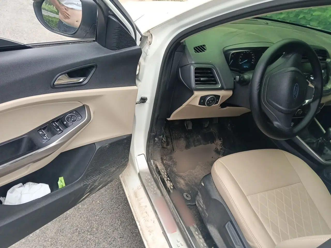 Ford Escort 2015 1.5L Manual Comfort Model — миниатюра 16