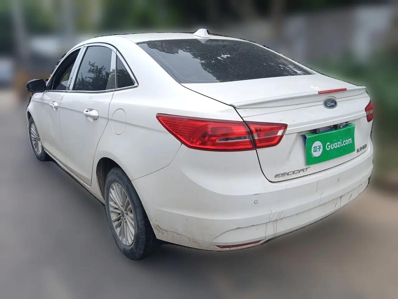Ford Escort 2015 1.5L Manual Comfort Model — миниатюра 4