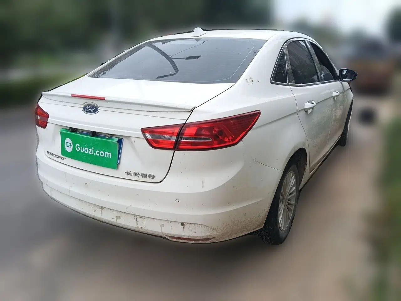 Ford Escort 2015 1.5L Manual Comfort Model — миниатюра 6