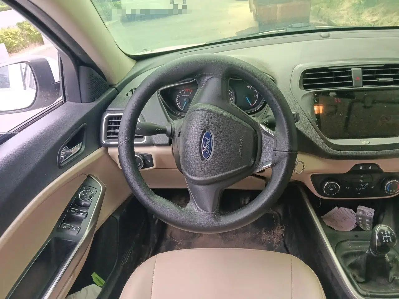 Ford Escort 2015 1.5L Manual Comfort Model — миниатюра 10