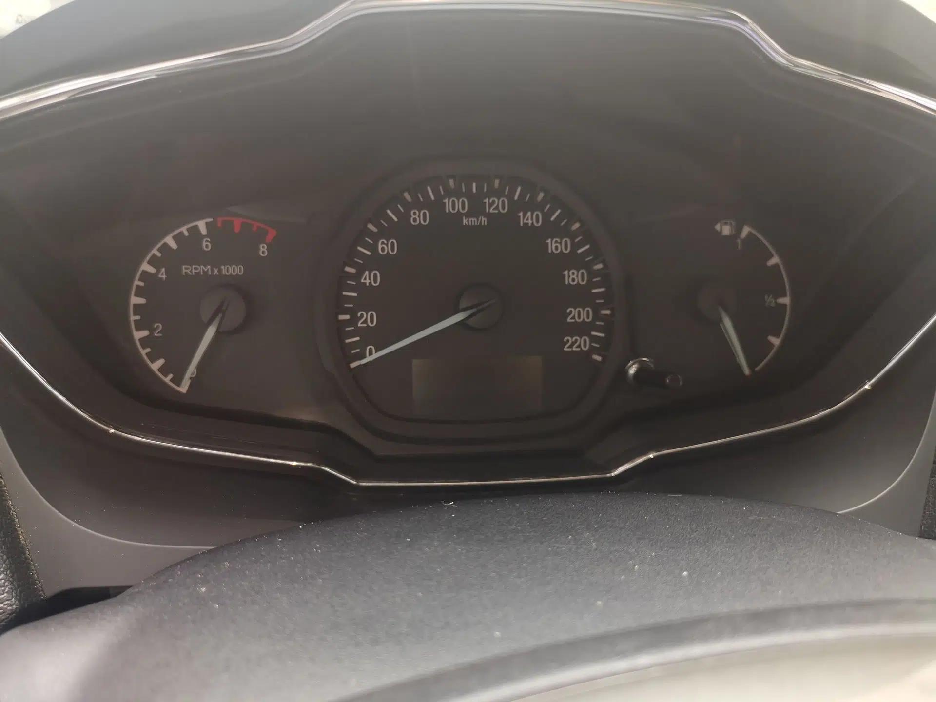 Ford Escort 2015 1.5L Automatic Comfort Edition — миниатюра 11