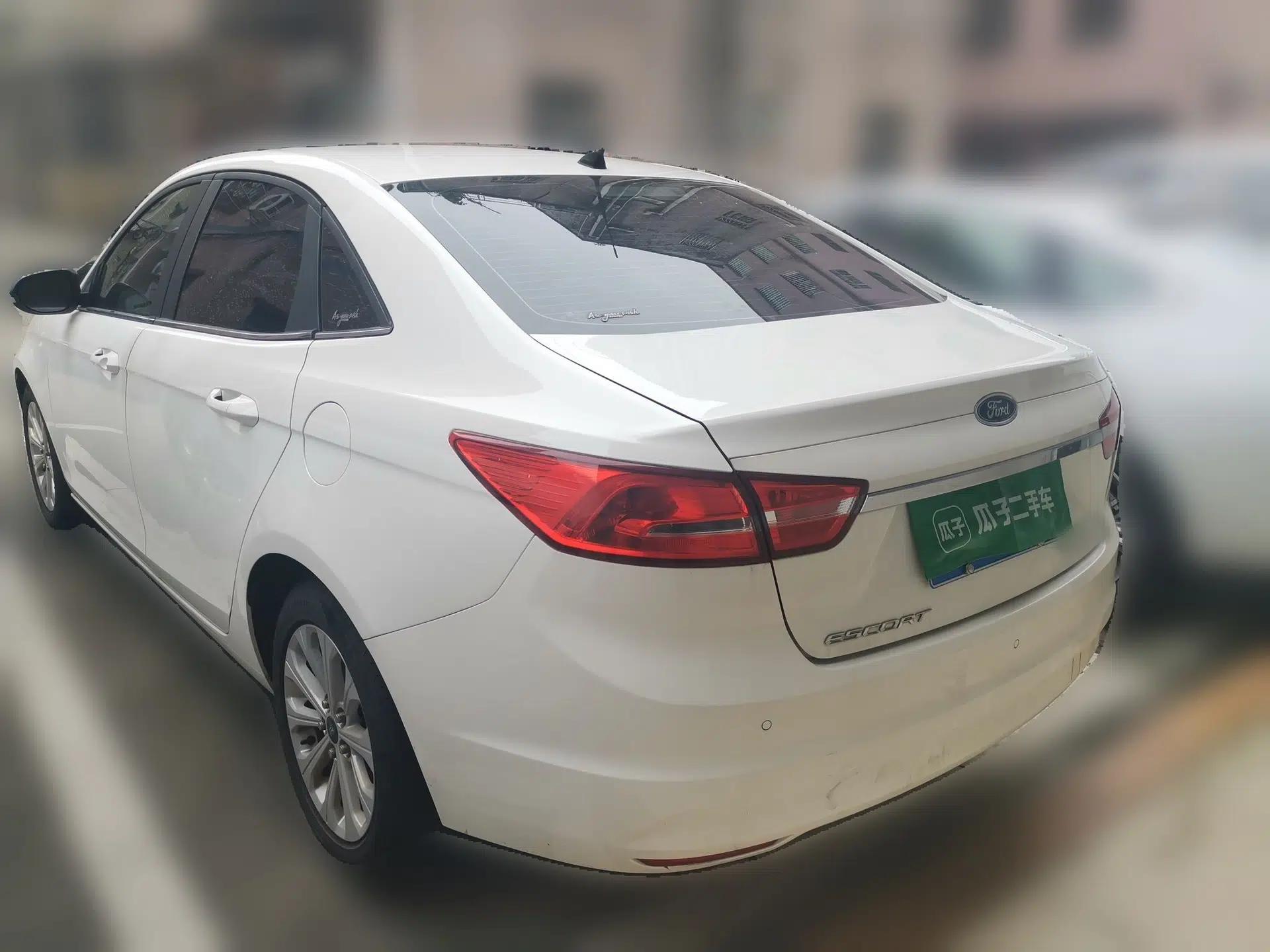 Ford Escort 2015 1.5L Automatic Comfort Edition — миниатюра 4