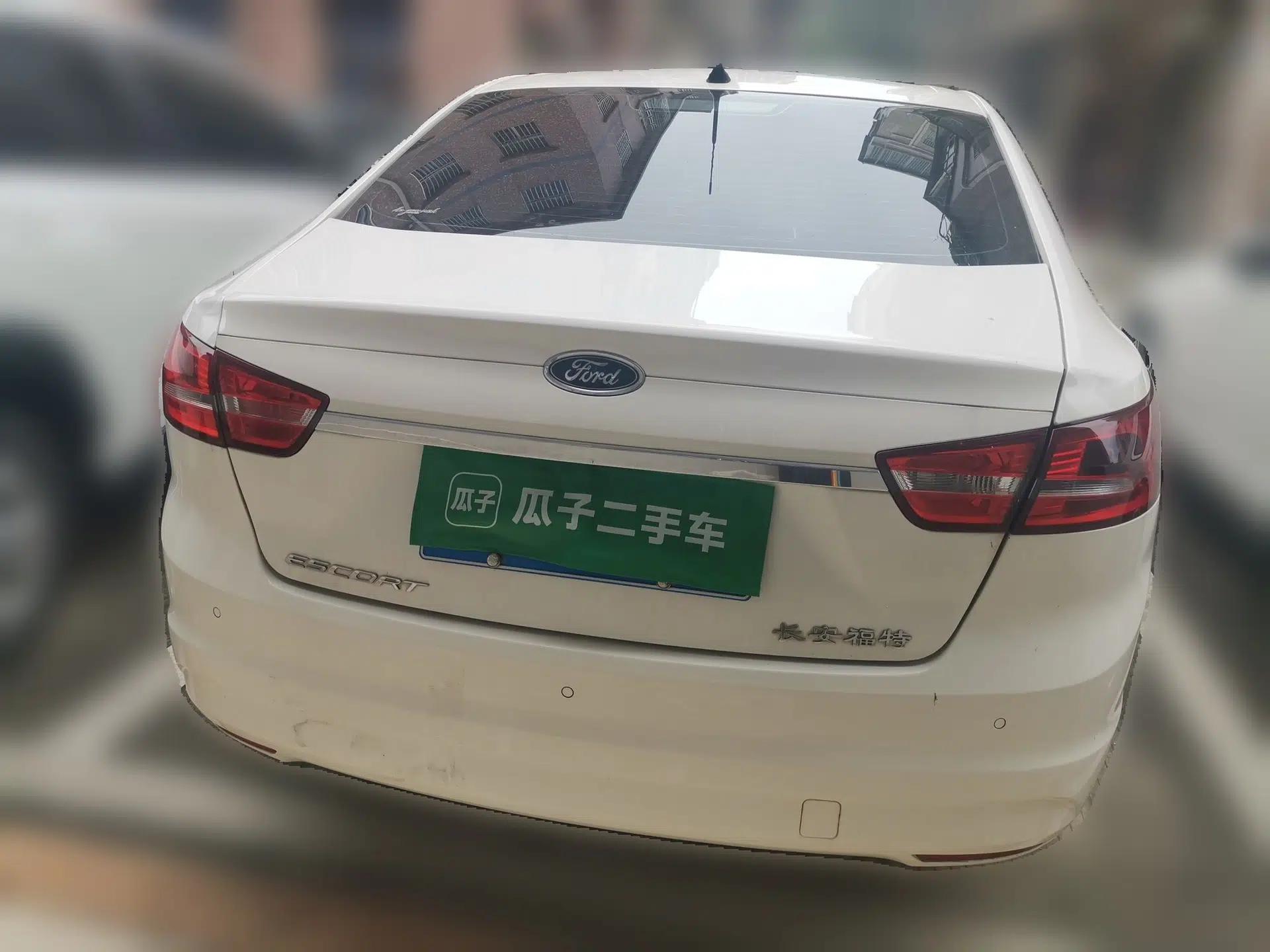 Ford Escort 2015 1.5L Automatic Comfort Edition — миниатюра 5