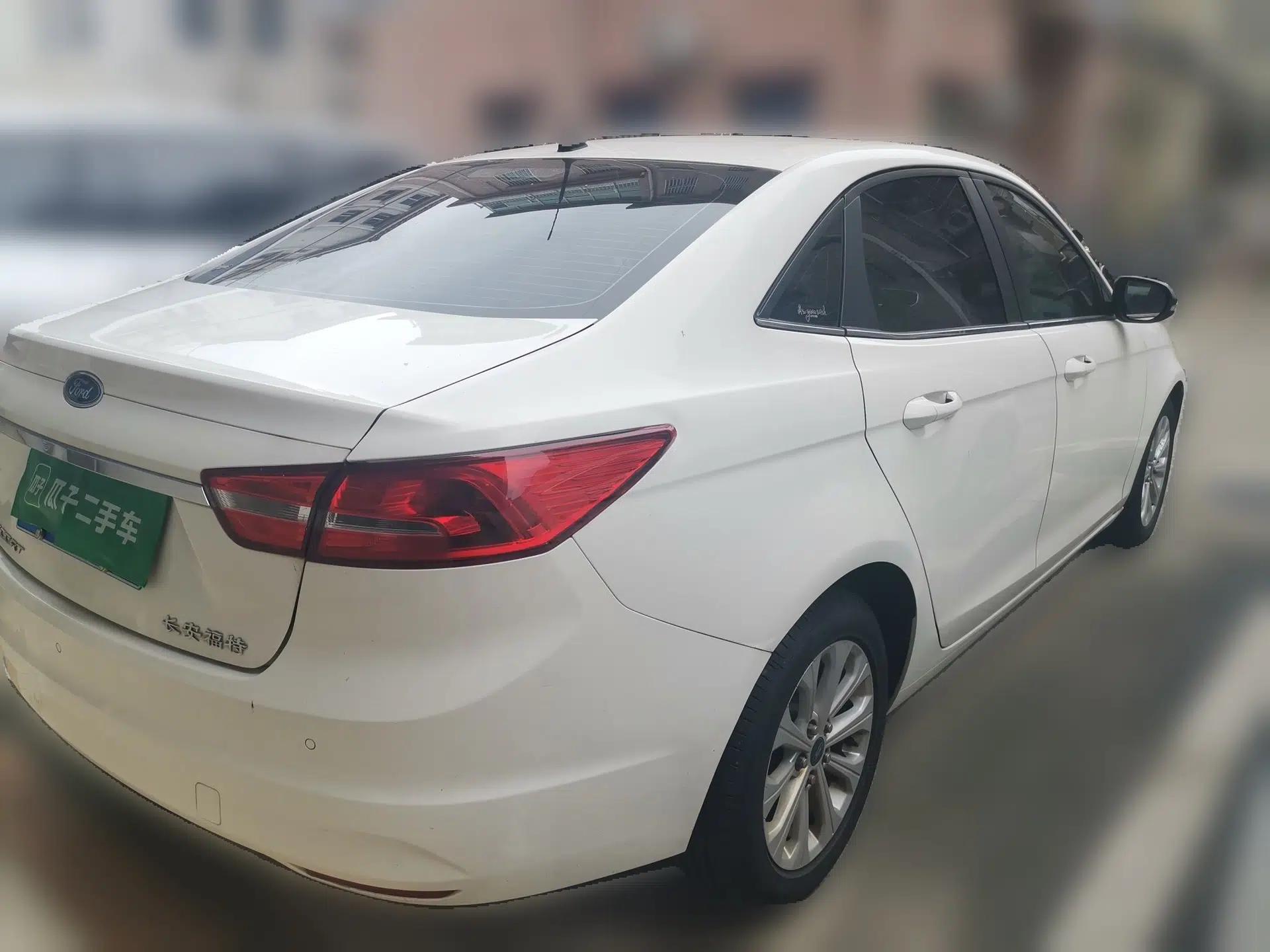 Ford Escort 2015 1.5L Automatic Comfort Edition — миниатюра 6
