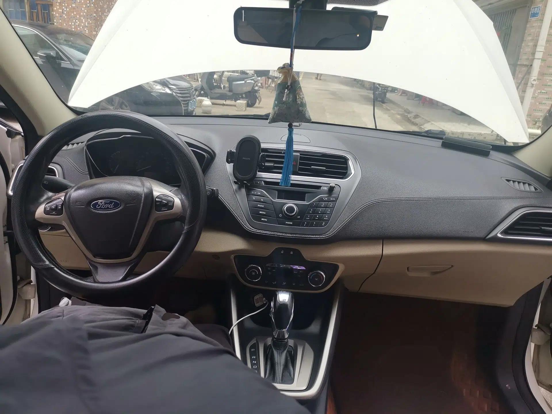 Ford Escort 2015 1.5L Automatic Comfort Edition — миниатюра 9