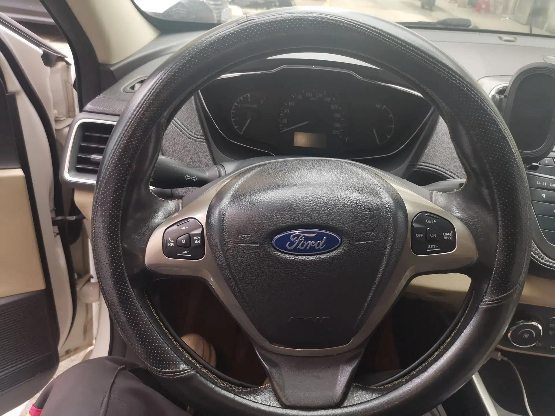 Ford Escort 2015 1.5L Automatic Comfort Edition — миниатюра 10