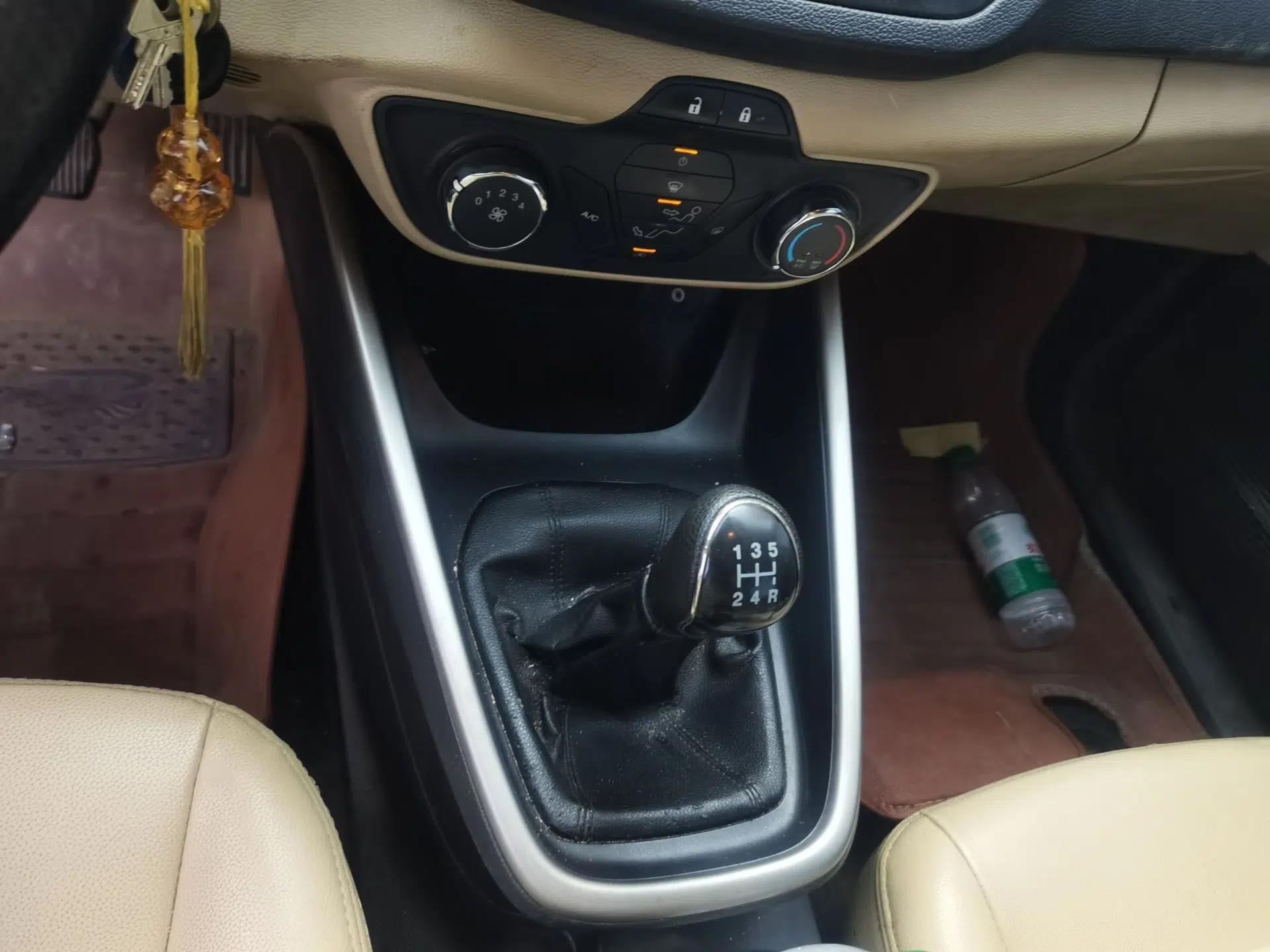 Ford Escort 2015 1.5L Manual Comfort Model — миниатюра 14