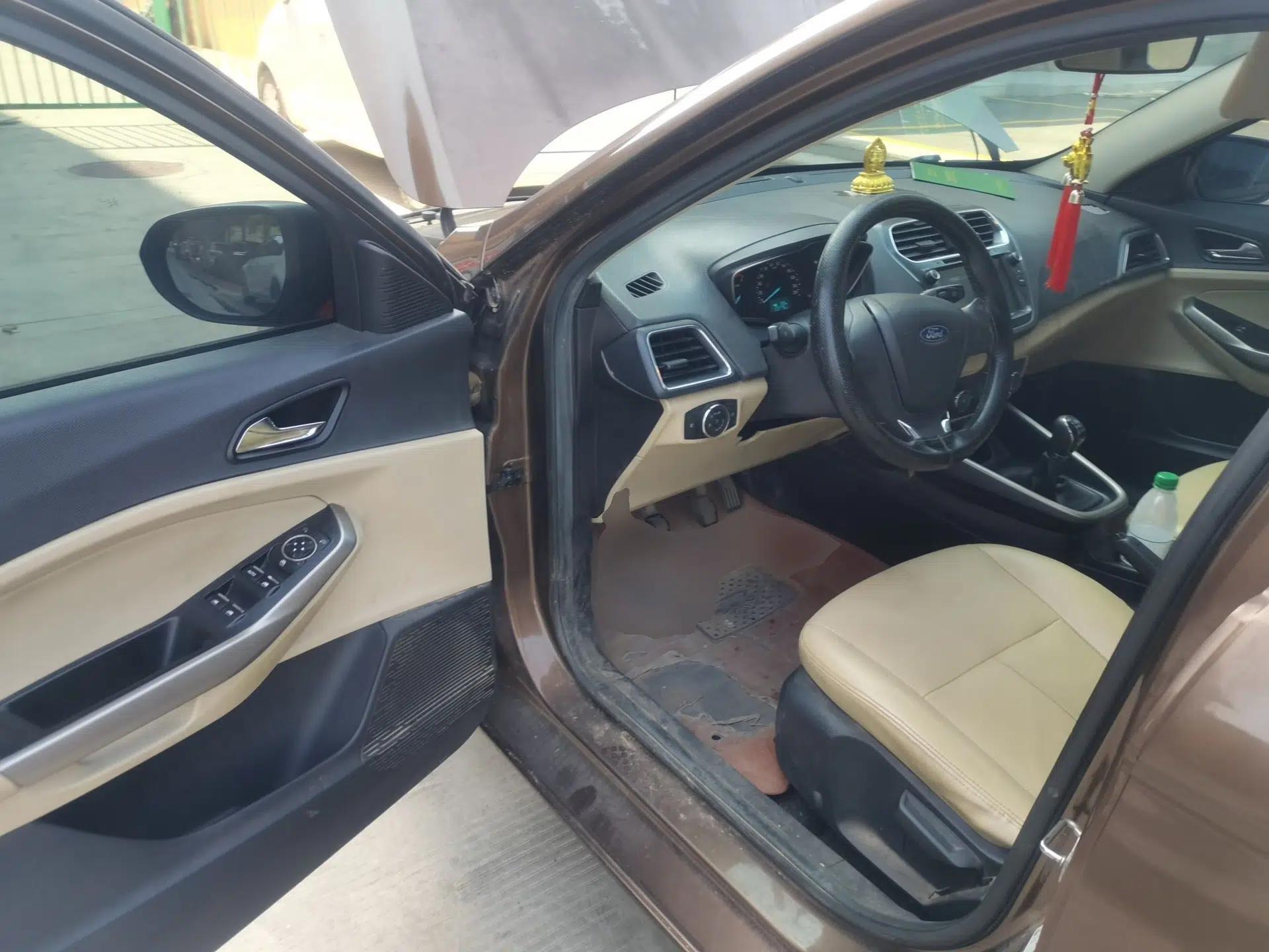 Ford Escort 2015 1.5L Manual Comfort Model — миниатюра 16