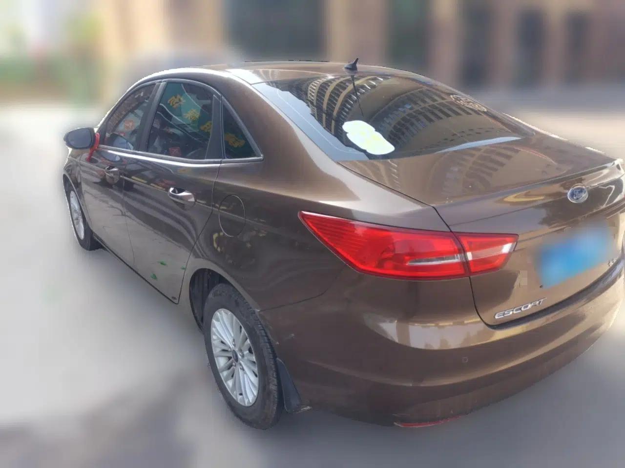 Ford Escort 2015 1.5L Manual Comfort Model — миниатюра 4