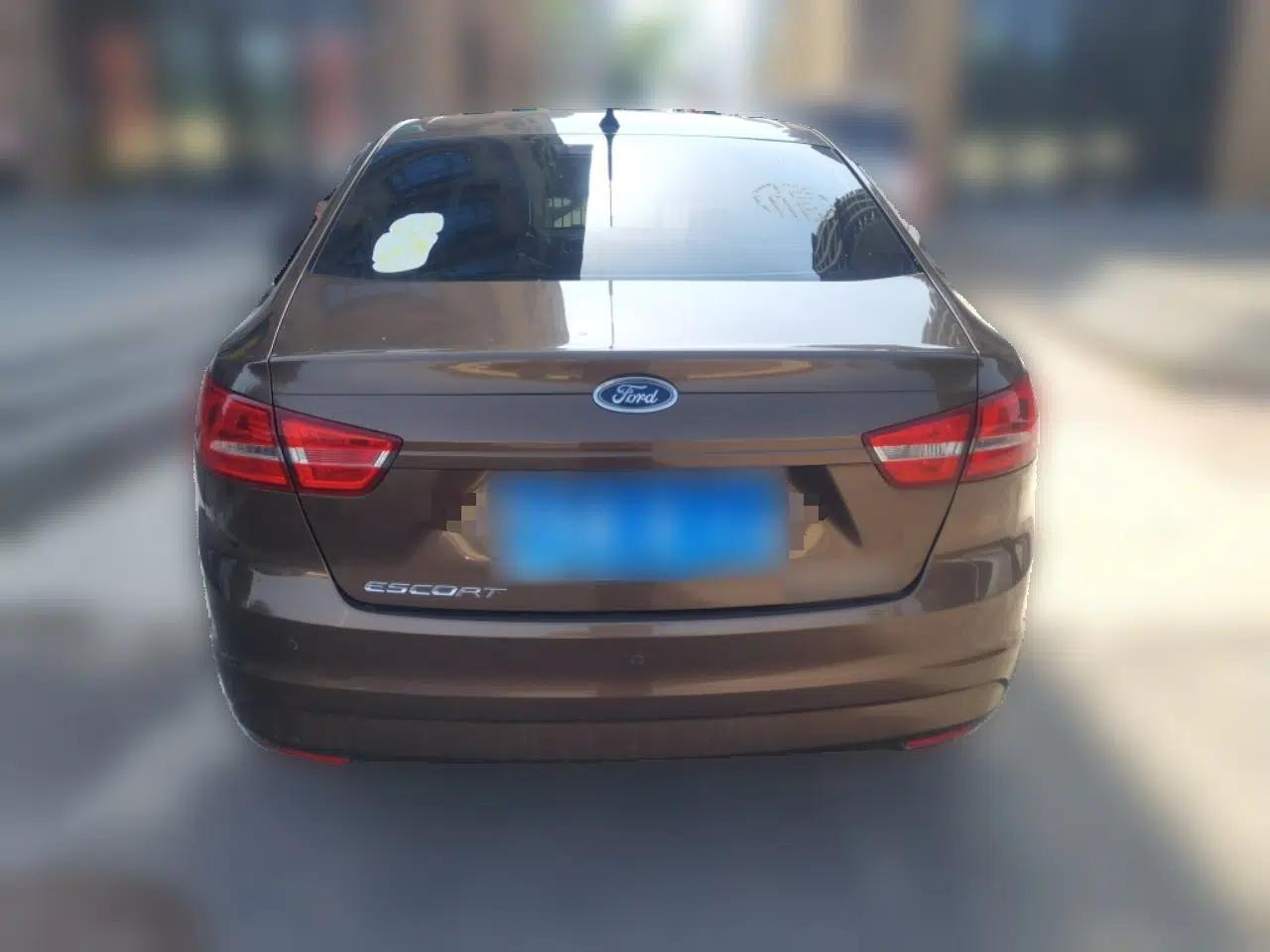 Ford Escort 2015 1.5L Manual Comfort Model — миниатюра 5