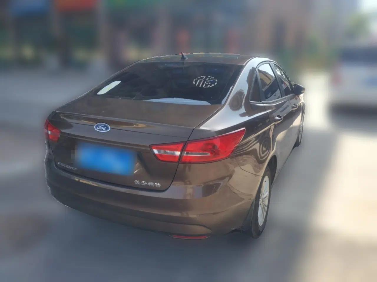 Ford Escort 2015 1.5L Manual Comfort Model — миниатюра 6