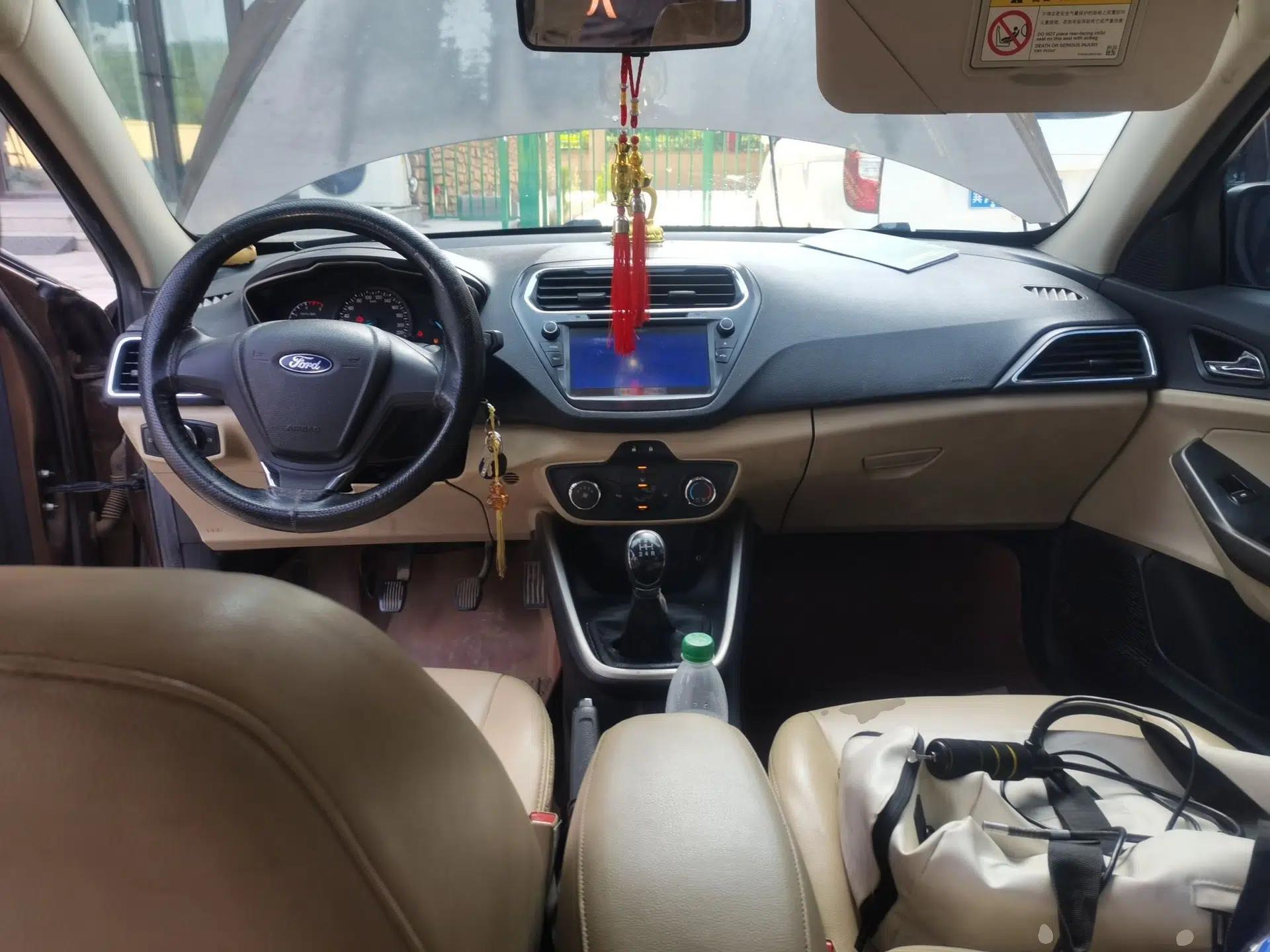 Ford Escort 2015 1.5L Manual Comfort Model — миниатюра 9