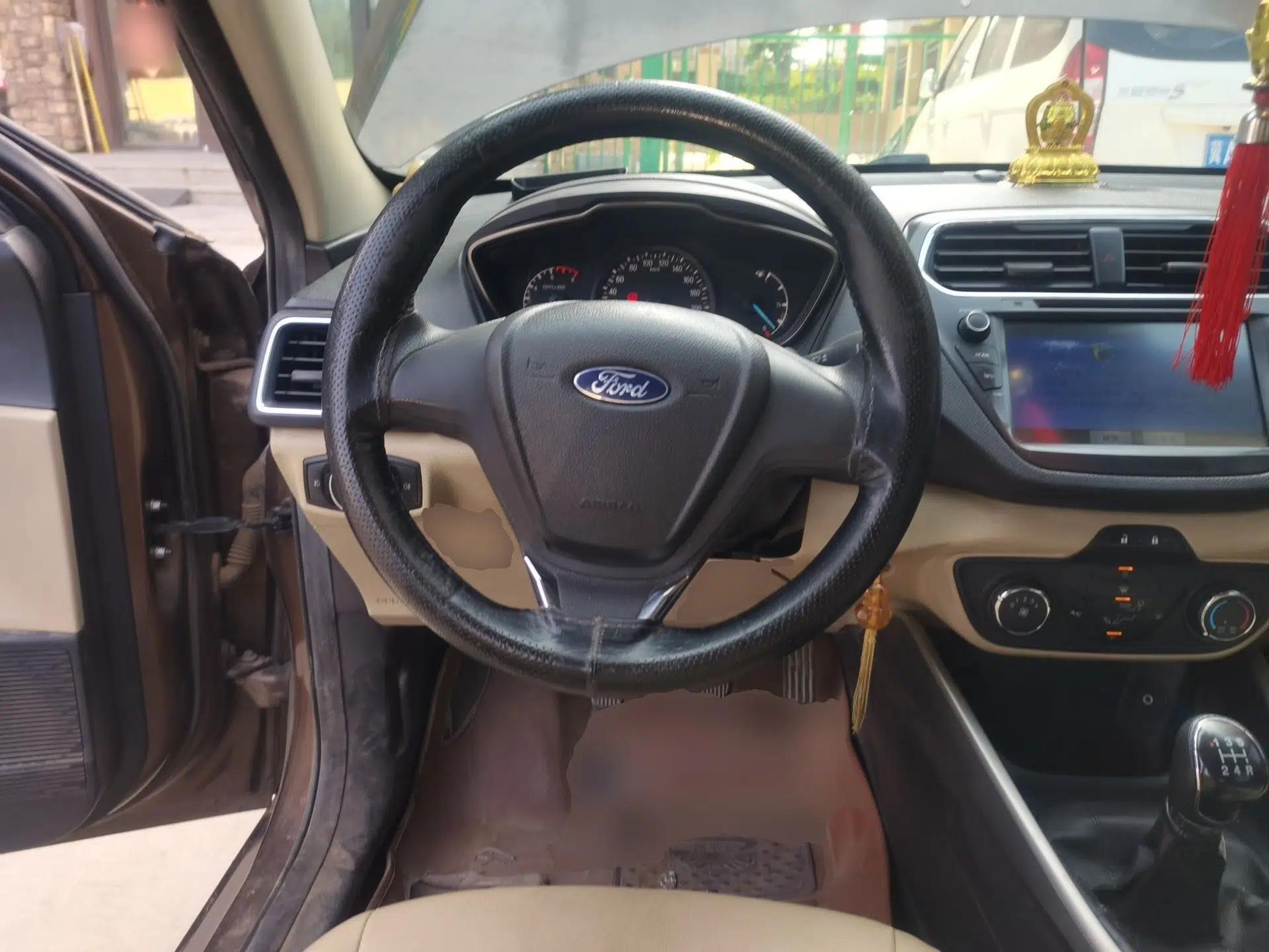 Ford Escort 2015 1.5L Manual Comfort Model — миниатюра 10