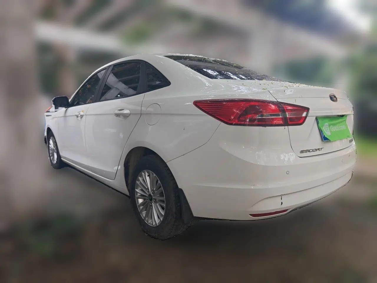 Ford Escort 2015 1.5L Automatic Comfort Edition — миниатюра 4