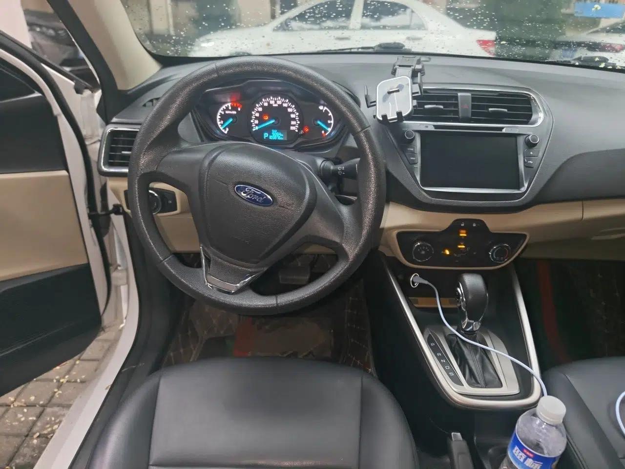 Ford Escort 2015 1.5L Automatic Comfort Edition — миниатюра 10