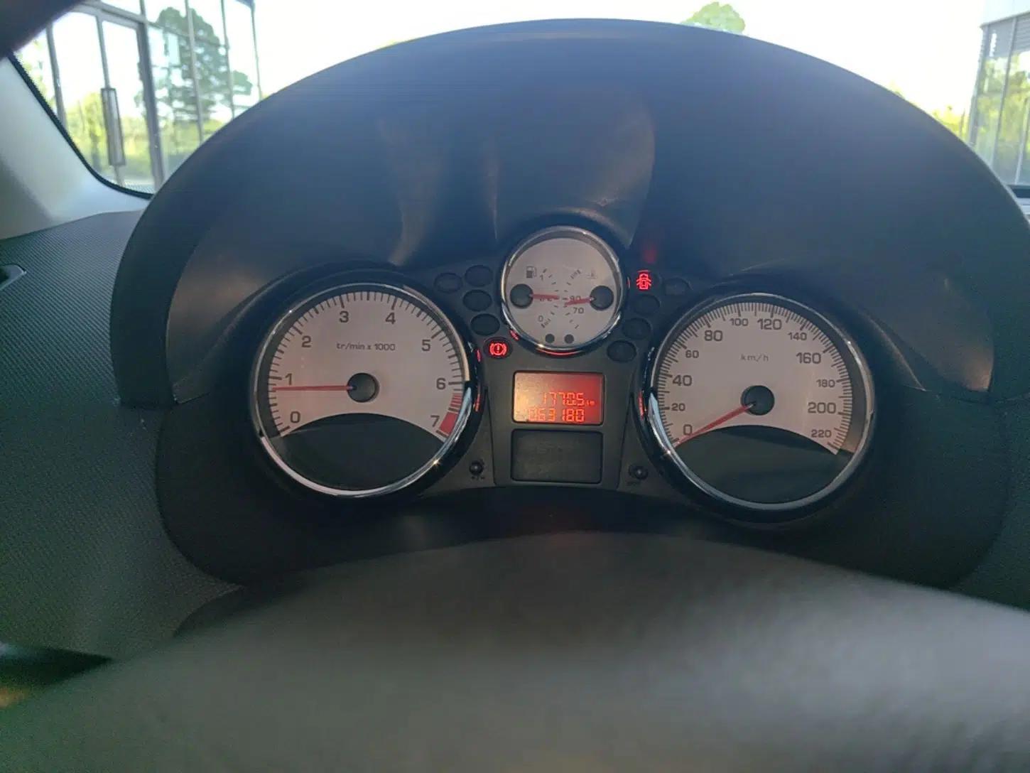 Peugeot 207 2011 Sedan 1.4L Manual Yule Edition — миниатюра 11