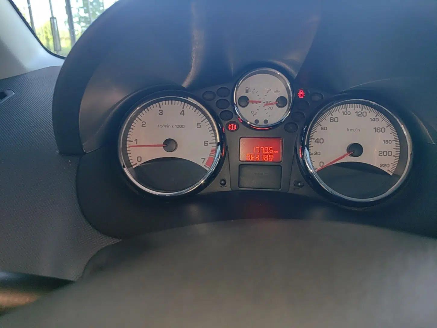 Peugeot 207 2011 Sedan 1.4L Manual Yule Edition — миниатюра 12