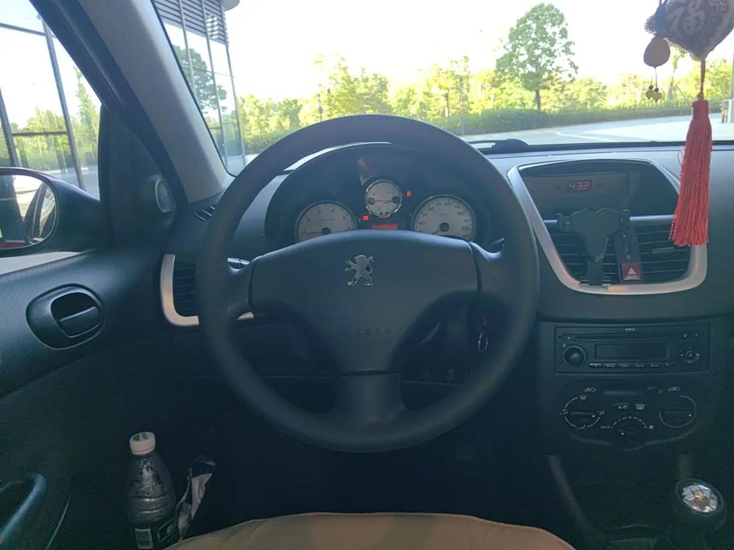 Peugeot 207 2011 Sedan 1.4L Manual Yule Edition — миниатюра 10