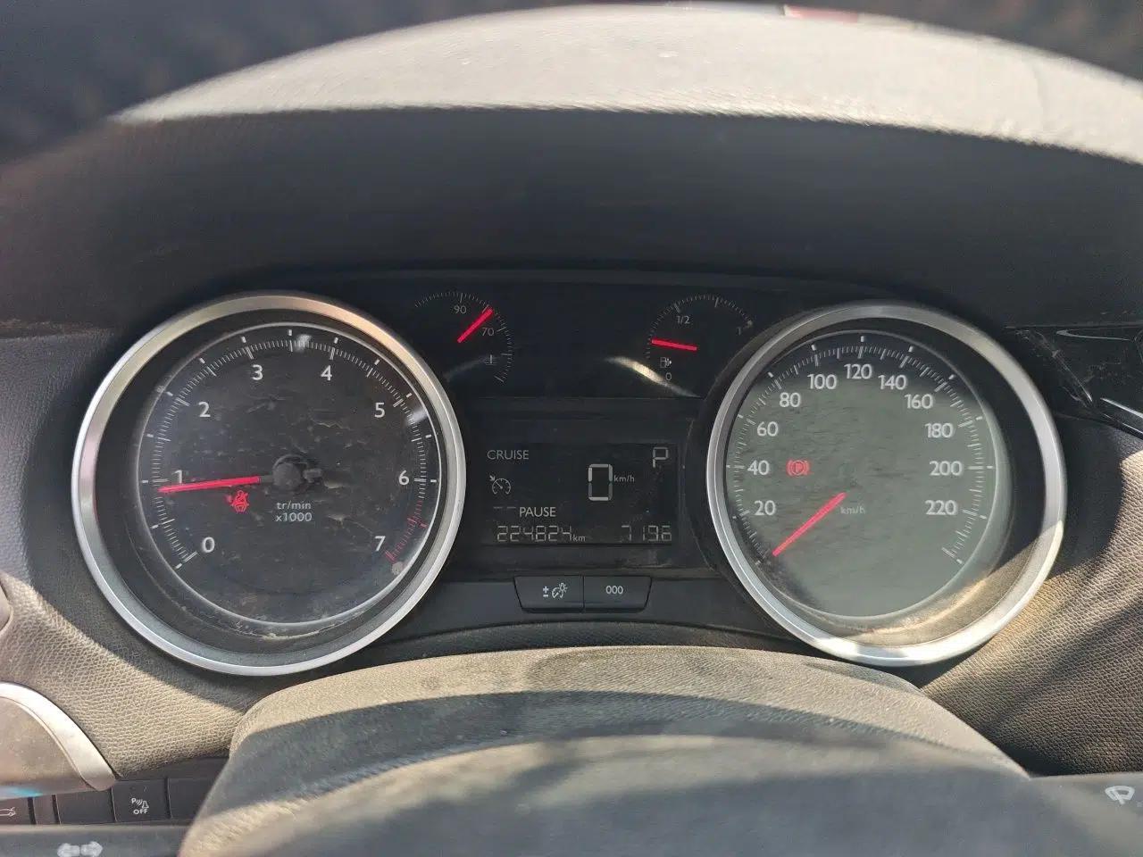 Peugeot 408 2016 1.6T Automatic Luxury Edition — миниатюра 11