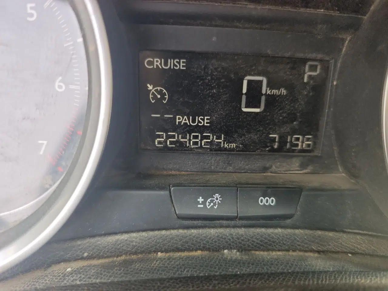 Peugeot 408 2016 1.6T Automatic Luxury Edition — миниатюра 12