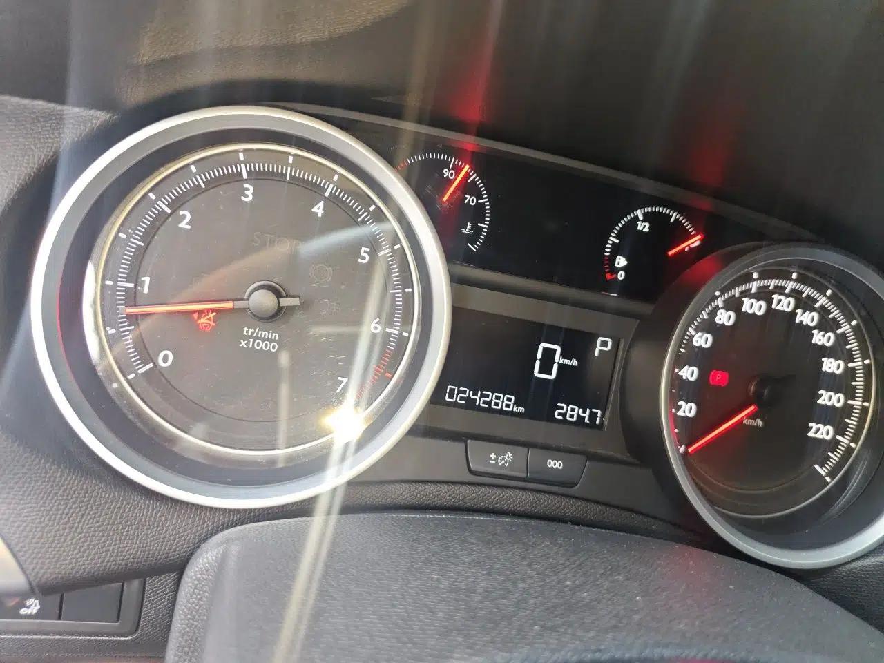 Peugeot 408 2016 1.6T Automatic Luxury Edition — миниатюра 11