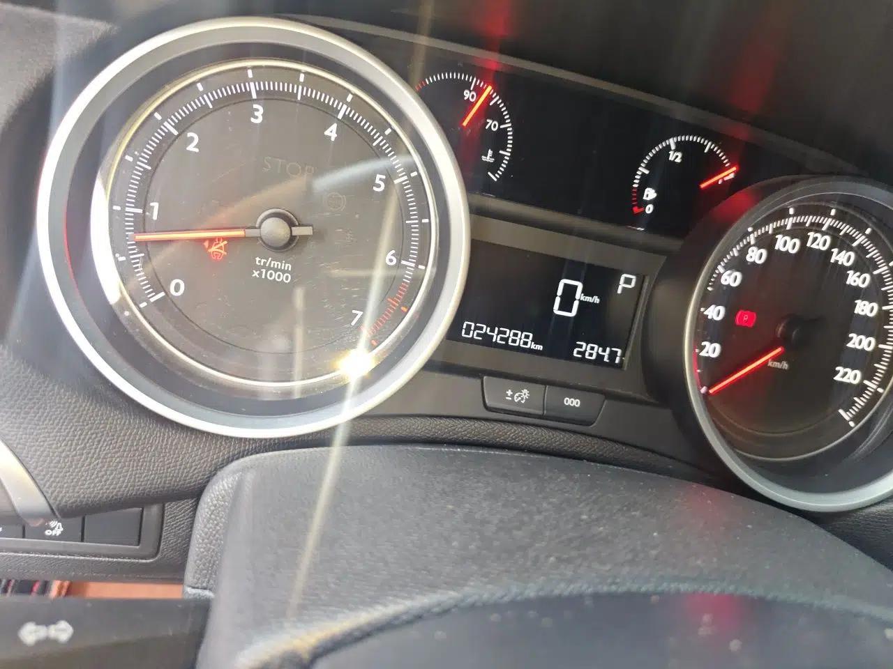 Peugeot 408 2016 1.6T Automatic Luxury Edition — миниатюра 12