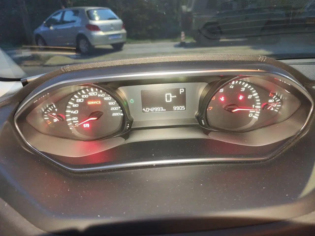Peugeot 308 2018 1.6L Automatic Fashion Edition — миниатюра 11