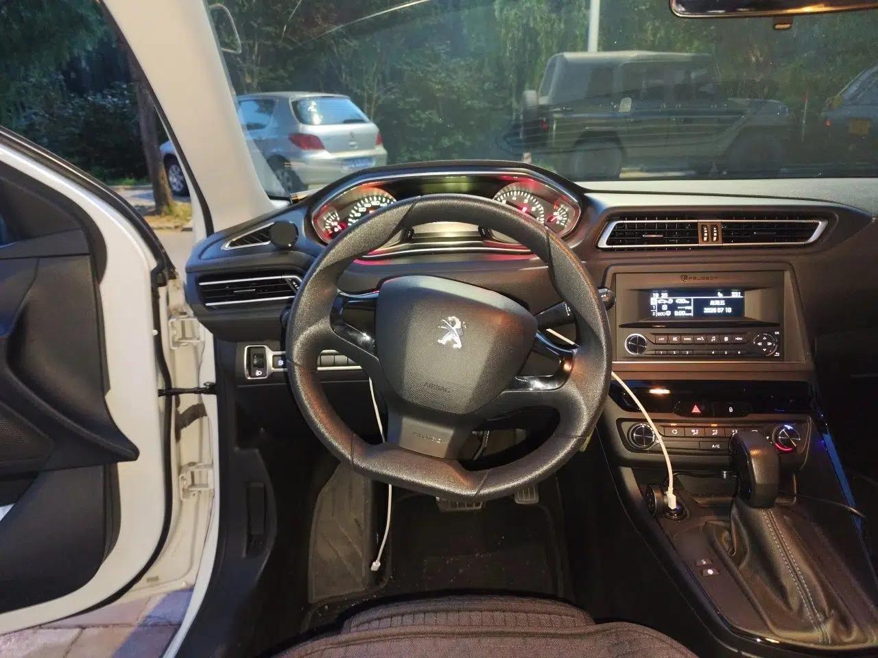 Peugeot 308 2018 1.6L Automatic Fashion Edition — миниатюра 10