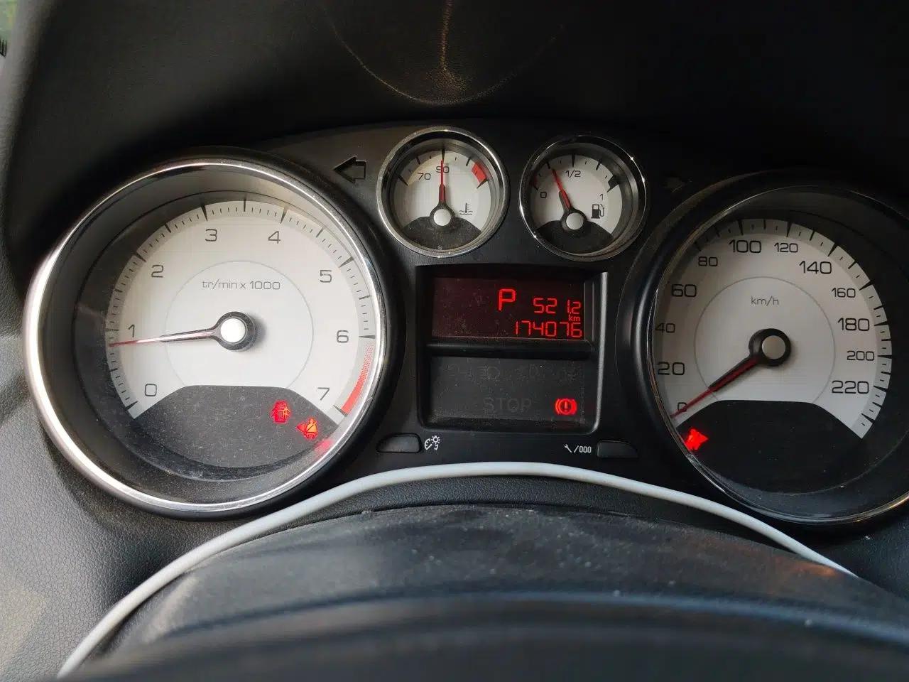 Peugeot 308 2014 Enjoy Edition Classic 1.6L Automatic Premium Model — миниатюра 11