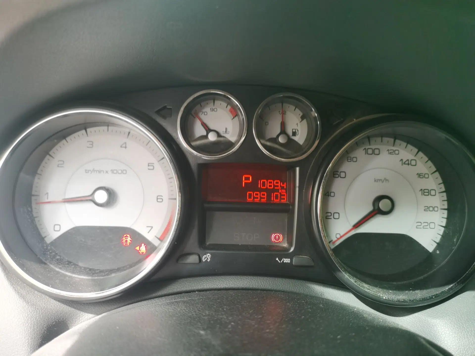 Peugeot 308 2014 Enjoy Edition Classic 1.6L Automatic Premium Model — миниатюра 11