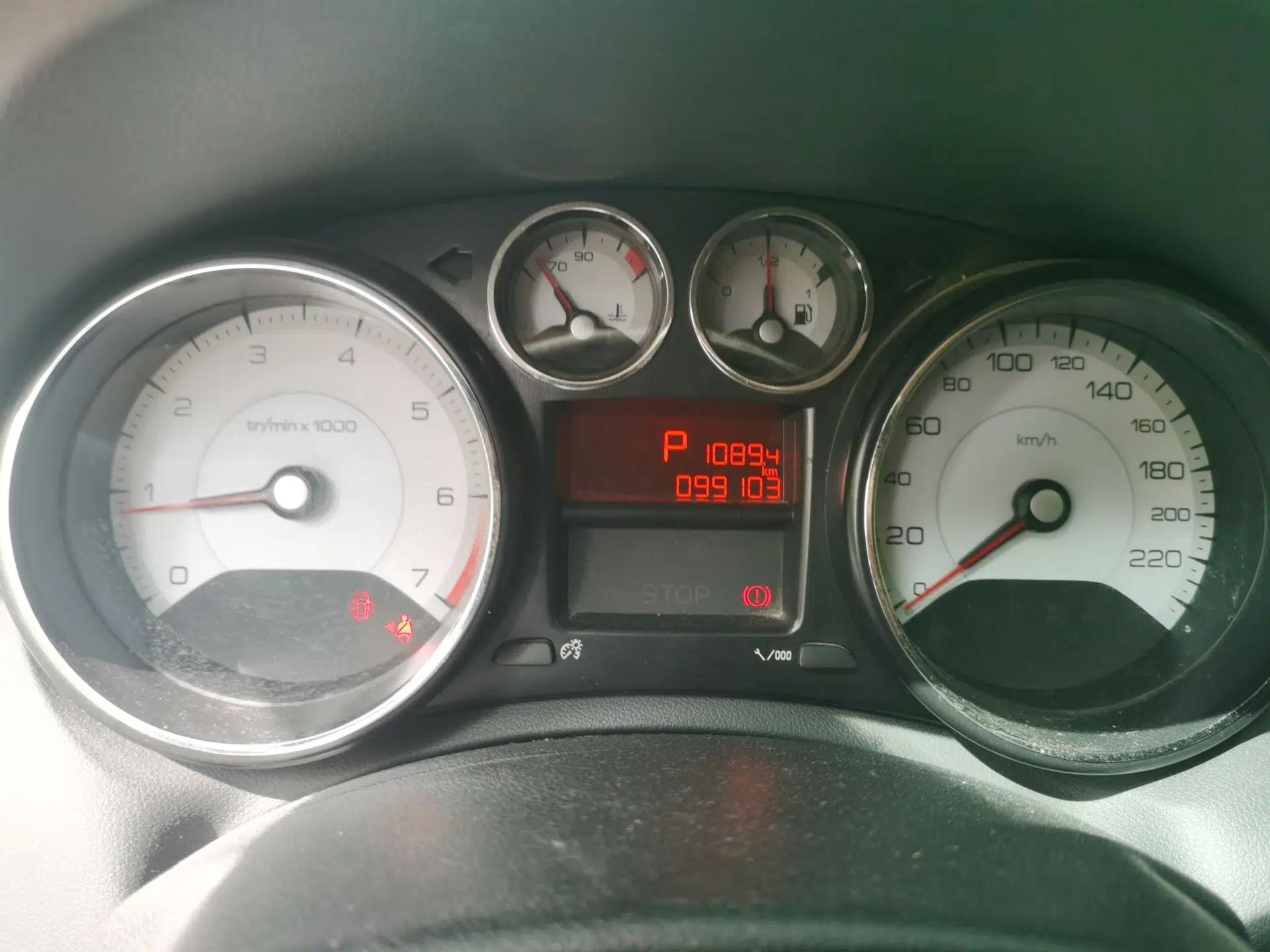 Peugeot 308 2014 Enjoy Edition Classic 1.6L Automatic Premium Model — миниатюра 12