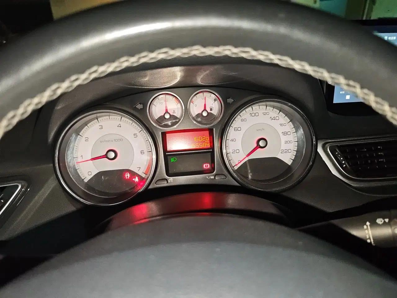 Peugeot 308 2013 1.6L Manual Fashion Model — миниатюра 11