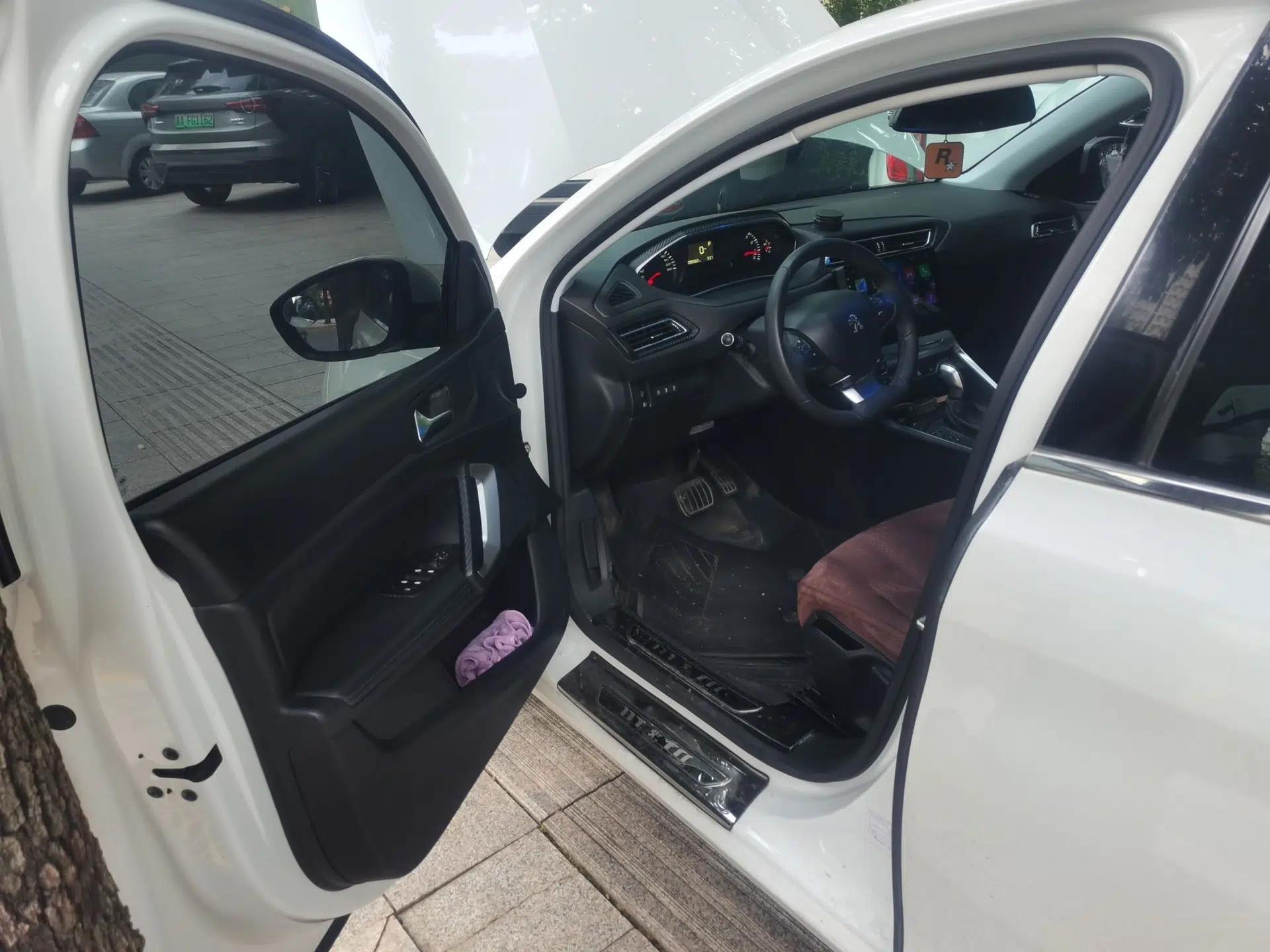 Peugeot 308 2018 1.6L Automatic Luxury Edition — миниатюра 16