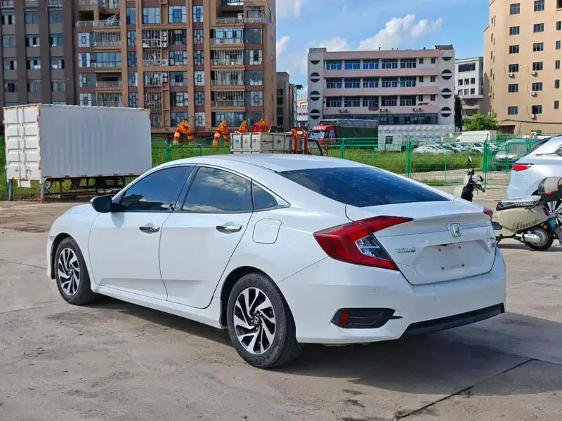 2016 Civic 220TURBO CVT Luxury Edition — миниатюра 4