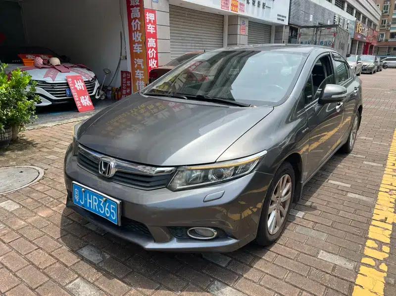 Civic 2013 10th Anniversary Edition 1.8L Automatic Luxury Edition — миниатюра 1