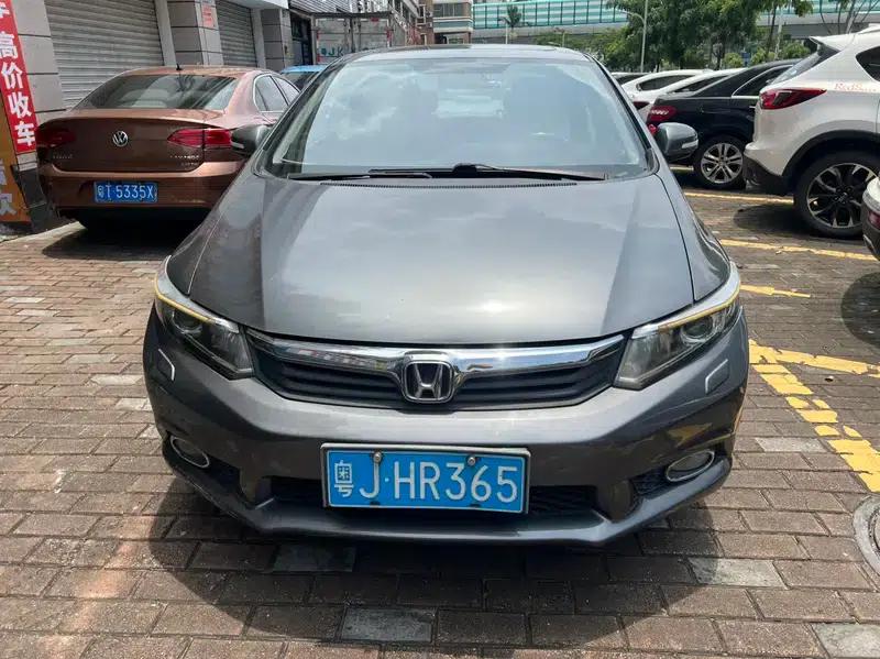 Civic 2013 10th Anniversary Edition 1.8L Automatic Luxury Edition — миниатюра 2
