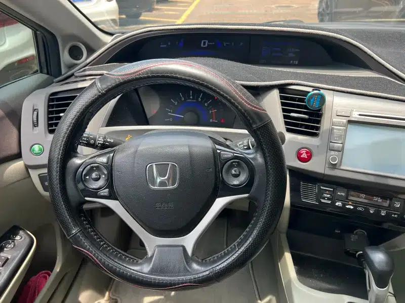 Civic 2013 10th Anniversary Edition 1.8L Automatic Luxury Edition — миниатюра 12