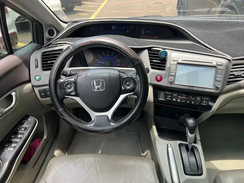 Civic 2013 10th Anniversary Edition 1.8L Automatic Luxury Edition — миниатюра 13