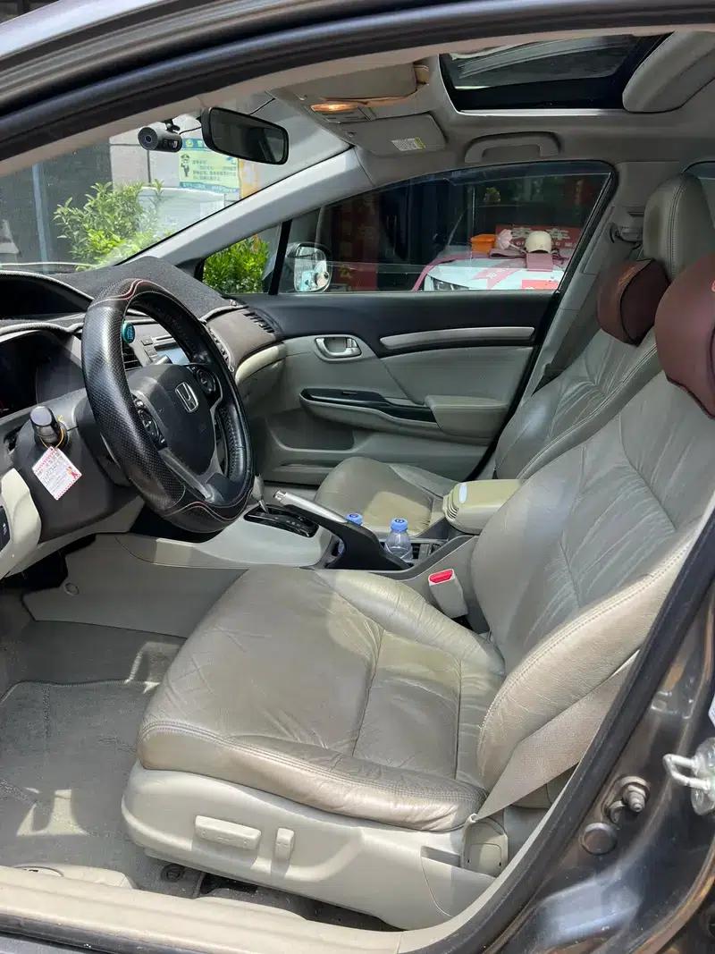 Civic 2013 10th Anniversary Edition 1.8L Automatic Luxury Edition — миниатюра 14