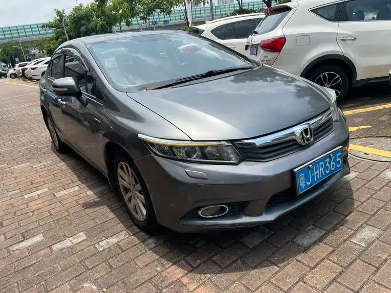 Civic 2013 10th Anniversary Edition 1.8L Automatic Luxury Edition — миниатюра 3