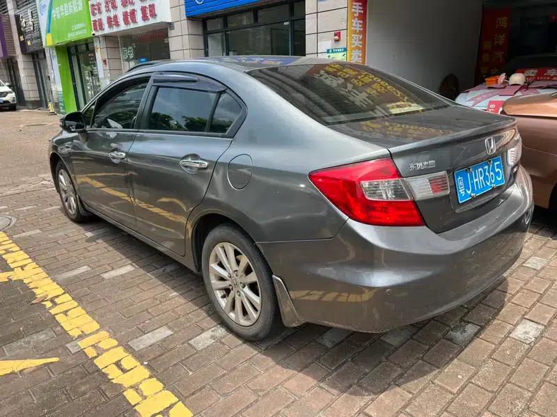 Civic 2013 10th Anniversary Edition 1.8L Automatic Luxury Edition — миниатюра 4