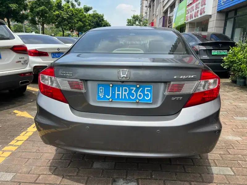 Civic 2013 10th Anniversary Edition 1.8L Automatic Luxury Edition — миниатюра 5