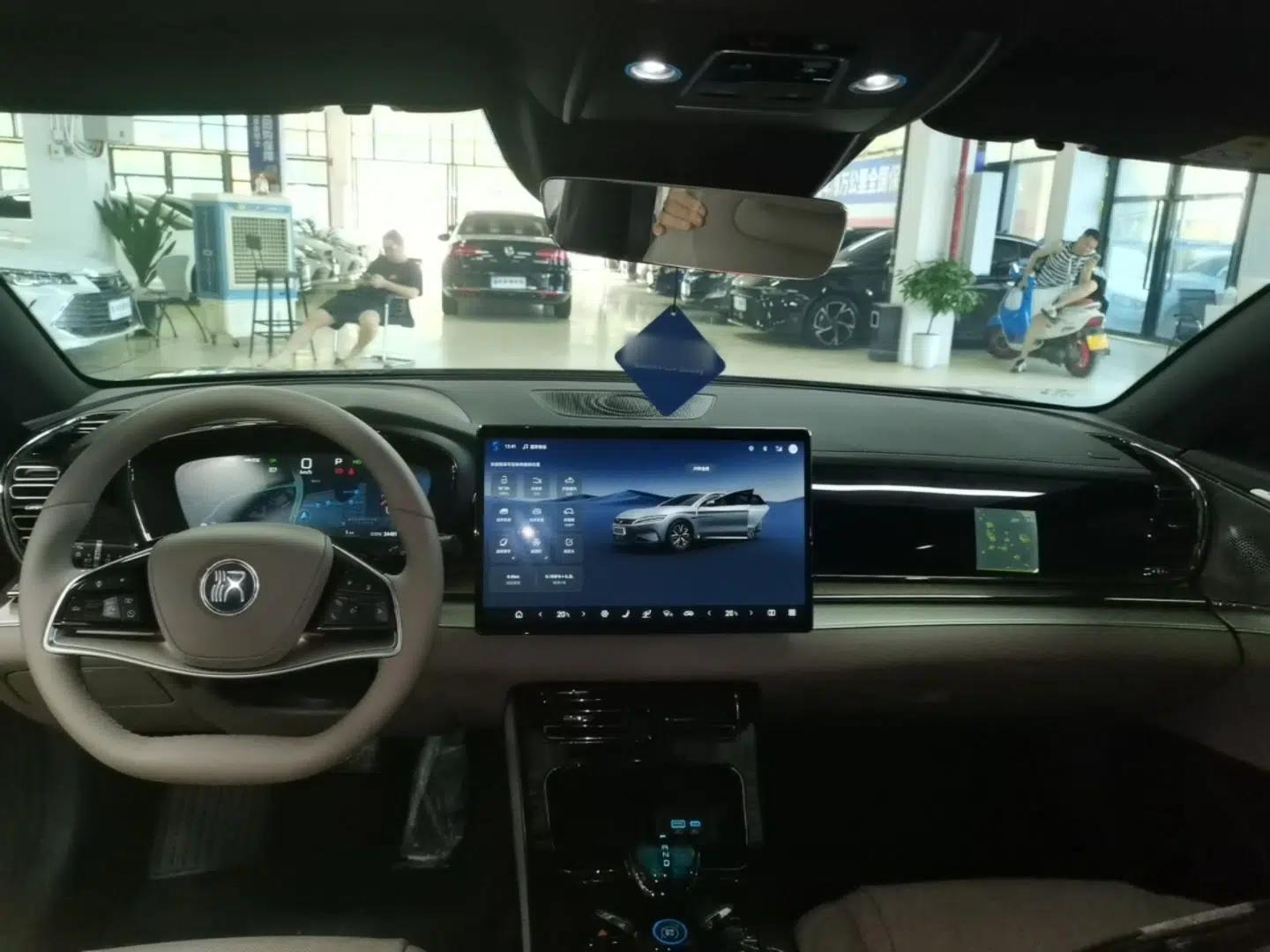 BYD Han 2025 DM-i Smart Drive 125KM Prestige Model — миниатюра 12